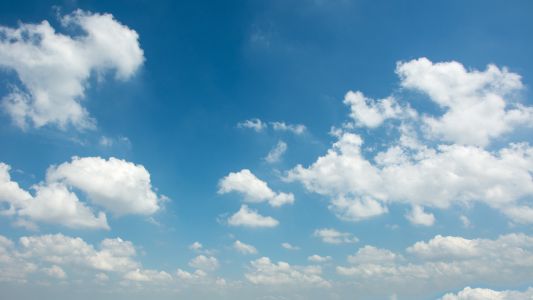 Domingo cálido en Córdoba: cielo parcialmente nublado y viento con ráfagas intensas