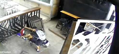 Robaron la moto de un empleado tras romper la cerradura de un bar en General Paz