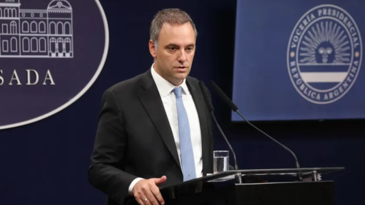 Avanza la investigación sobre Adorni y surgen contradicciones que debilitan su rol político