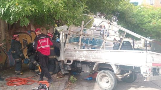 Rescate en Cofico: bomberos liberaron a un conductor atrapado tras chocar con un árbol