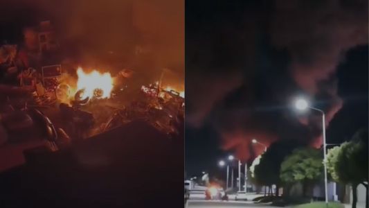 Voraz incendio destruye depósito de camiones en Río Segundo, los bomberos hicieron que no se propague