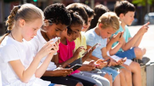 Justicia condena a gigantes tecnológicos por generar adicción digital en menores de edad