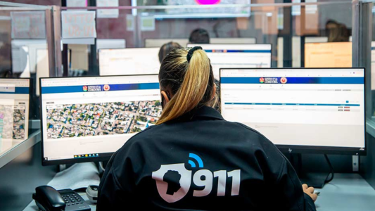 Una operadora del 911 salvó a un bebé de 29 días con instrucciones de reanimación