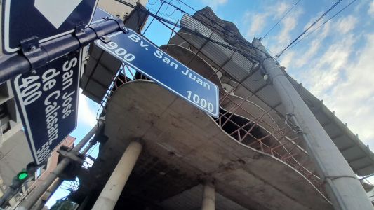 Asisten y trasladan a personas que vivían en un edificio en construcción en Bv. San Juan