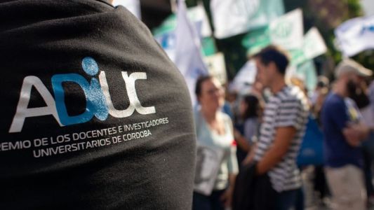 Docentes de la UNC se suman a paro nacional de 72 horas por reclamos salariales y financiamiento