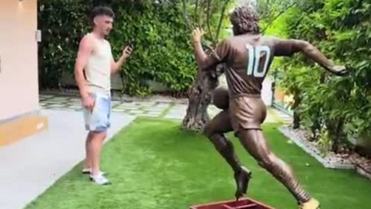 Billy Gilmour rinde tributo a Maradona con una estatua en su propia casa