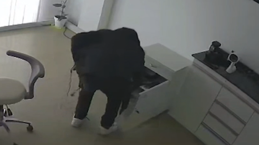 Robo exprés: en un minuto se llevaron equipos de un consultorio odontológico