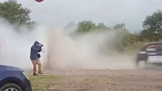 Un camarógrafo resultó herido de un piedrazo durante el Rally en Villa Dolores