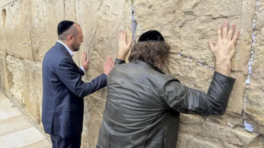 Javier Milei inició su visita en Israel con una oración en el Muro de los Lamentos