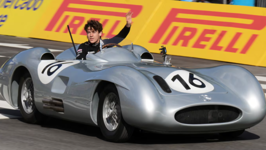 Hermoso homenaje: Franco Colapinto corrió con la “Flecha de Plata” de Juan Manuel Fangio