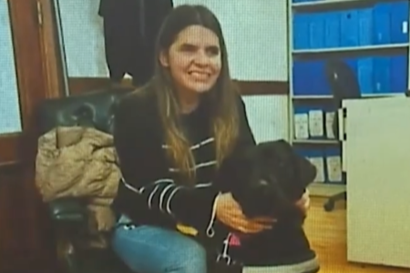 Bella, la perra guía que acompaña a Ivana en su vida diaria y le cambió la vida por completo