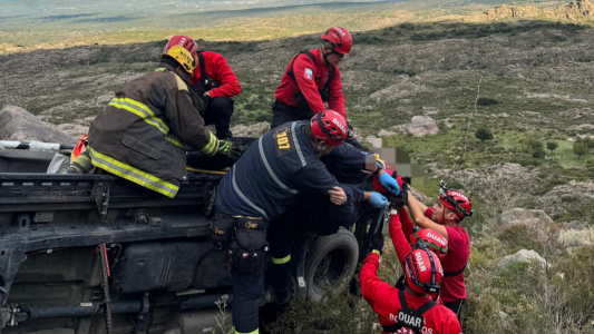 Rescataron a un hombre tras caer 30 metros con su camioneta en Altas Cumbres