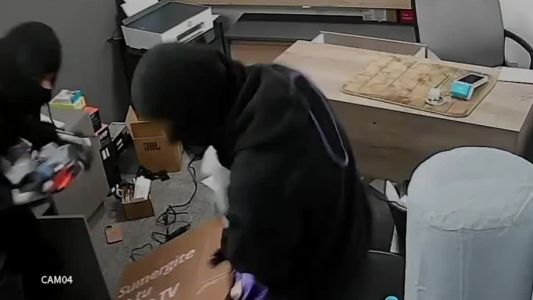 Inseguridad: cuatro delincuentes desvalijaron un local de celulares en Monte Cristo