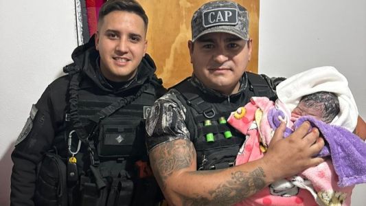 Emotivo operativo: policías ayudaron a una mujer a dar a luz en plena vía pública