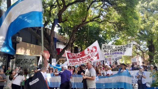 Jubilados marchan por la crisis en PAMI: médicos y pacientes exigen soluciones