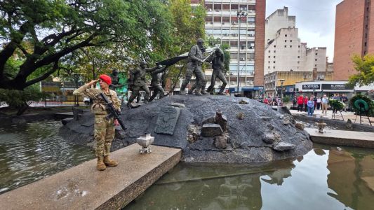Malvinas: Un homenaje bajo la lluvia para mantener viva la memoria