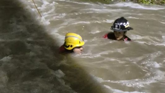 Rescate extremo: intentó cruzar un vado cerrado y fue arrastrado por la corriente