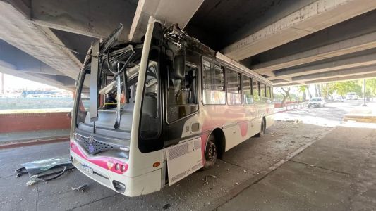 Un colectivo quedó atrapado bajo un puente de la Costanera y sufrió graves daños