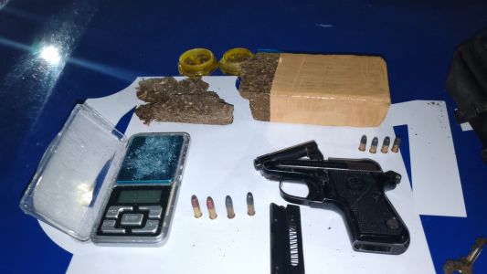 Villa El Tropezón: un hombre fue detenido con un arma de fuego y drogas en un operativo