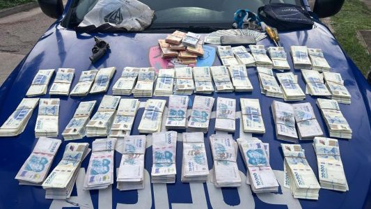 Dos detenidos por un asalto en barrio Sargento Cabral: recuperan dinero y secuestran un arma