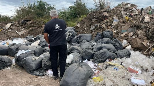 Clausuran una droguería en Córdoba por arrojar residuos de manera ilegal