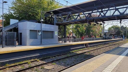 Parto con asistencia de ChatGPT y posterior entrega de la recién nacida en la vía pública