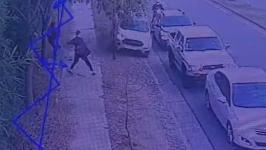 Perdió el control de su auto, subió a la vereda y casi atropella a varias personas