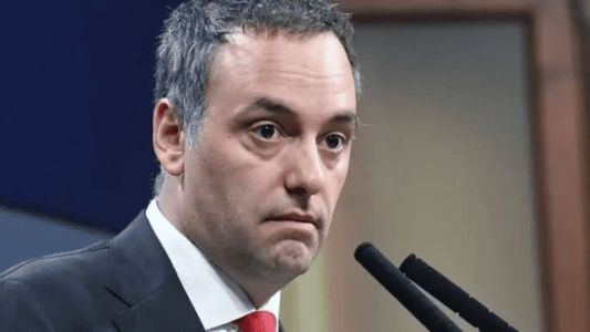 Manuel Adorni expone en Diputados con respaldo de Milei en una sesión de alta tensión política