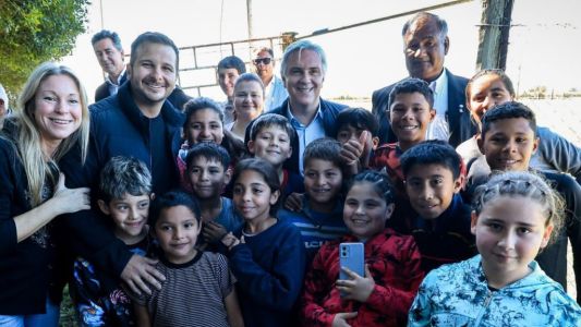 Martín Llaryora visitó localidades del sudeste y anunció obras, viviendas y aportes