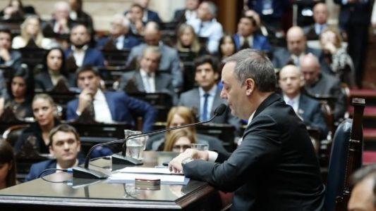 Manuel Adorni defendió su viaje con su esposa y dijo que la Justicia no halló ningún delito