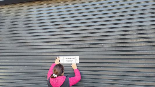 Clausuran una mueblería y una gomería por arrojar residuos en la vía pública en Alta Córdoba y en Villa Revol