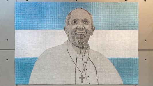 El Subte inaugura un mural en homenaje al Papa Francisco a un año de su fallecimiento