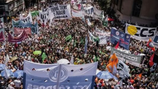 Marcha de trabajadores y gremios estatales en la antesala del Día del Trabajador
