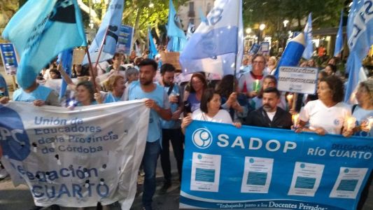 Docentes cordobeses se movilizan con antorchas en medio de la tensión salarial