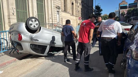 Choque y vuelco en pleno centro complicaron el tránsito en Córdoba