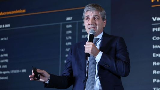 Caputo cruzó a quienes reclaman una devaluación y defendió el rumbo económico