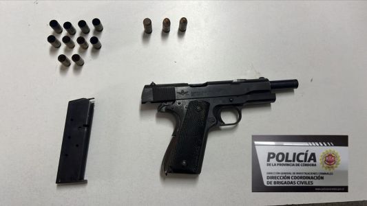 Operativos simultáneos: detienen a un hombre y secuestran armas en Córdoba