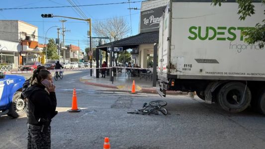 Tragedia en Bell Ville: murió una niña de 13 años tras un choque entre una bicicleta y un camión