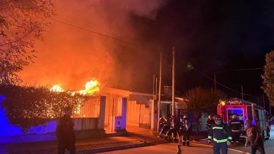 Brutal incendio en Alta Gracia: un hombre sufrió quemaduras de gravedad en su cuerpo