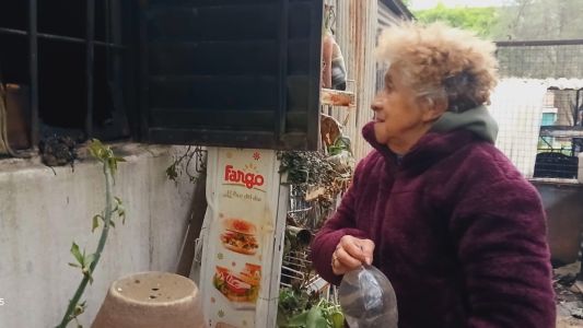Voraz incendio en un merendero de barrio SEP: destruyó vehículos y causó importantes daños