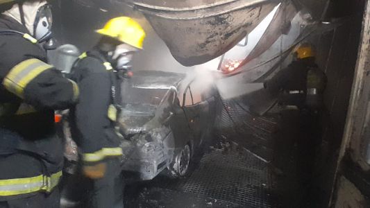 Incendio en taller de barrio Las Palmas: un auto quedó destruido y seis empleados asistidos