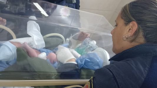 Mujeres policías asistieron un parto de urgencia y lograron salvar a un recién nacido