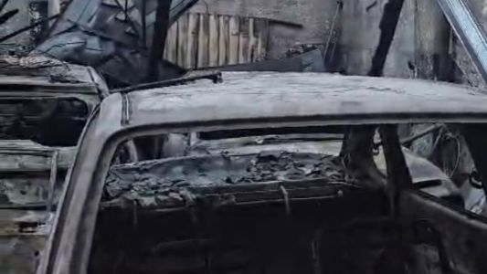 Barrio Pueyrredón: un voraz incendio destruyó un taller mecánico y consumió cinco vehículos