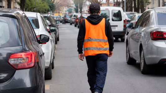Los “naranjitas” podrían pasar a ser constatadores con uniforme marrón y pagos mediante QR