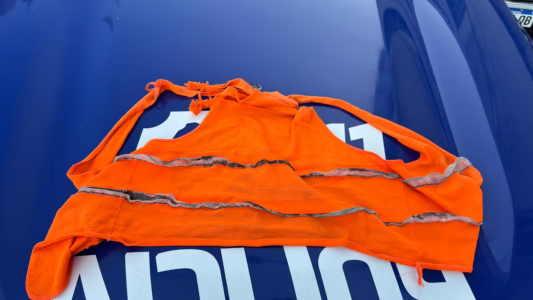 Dos cuidacoches fueron detenidos por romper el auto de un automovilista que se negó a pagarles