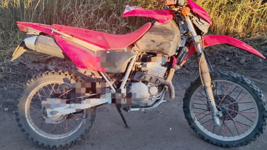Murió una mujer de 35 años tras un choque entre dos motocicletas en un camino rural