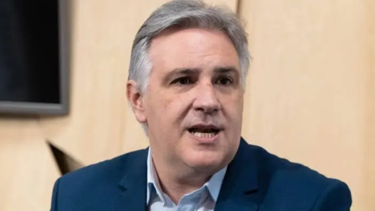 Llaryora defendió la educación pública y criticó el ajuste universitario del Gobierno nacional