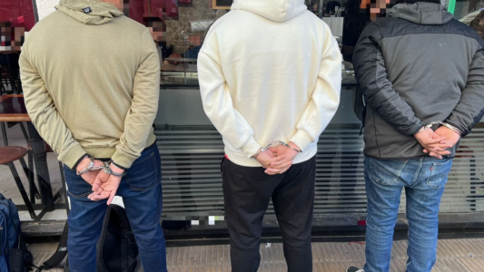 Detuvieron a tres hombres con elementos para romper vidrios de autos en el centro