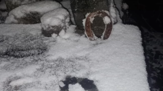 El Cerro Champaquí amaneció cubierto de nieve tras el fuerte descenso de temperatura