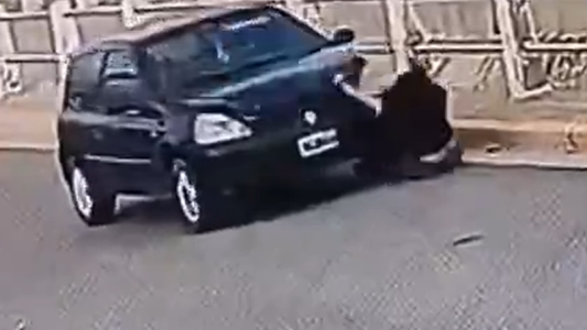 Dramático accidente: intentaba revisar la batería y terminó atropellada por su propio auto